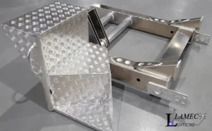 Prolunga in alluminio con scalini per autocarrata realizzata da Lamec Officine (FC)