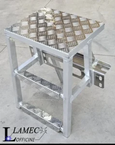 Scaletta in alluminio con tubi quadri e lamiera mandorlata - Lamec Officine a Sogliano (FC)